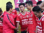 indra-sjafri-ketika-menyalami-satu-persatu-pemain-dari-bali-united-di-sesi-latihan-terakhirnya_20170205_005150.jpg