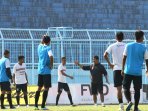 indra-sjafri-pantau-latihan-bali-united_20150920_222158.jpg