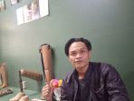 indra-sumedi-45-bersama-hasil-karya-kaki-palsu-untuk-penyandang-disabilitas_20181104_181312.jpg