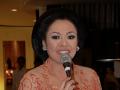 indra-utami-tamsir-lagi-nyanyi.jpg