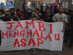 ini-gaya-anak-punk-dan-underground-saat-ikut-demo-kabut-asap_20151029_185357.jpg