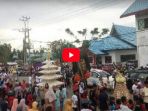 ini-yang-diperebutkan-warga-di-festival-gunungan-kanrejawa-pute-di-perayaan-hari-jadi-tanahbumbu_20180409_115247.jpg