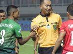 inilah-daftar-18-wasit-yang-akan-memimpin-jalannya-pertandingan-liga-1-20232024.jpg