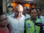 inilah-liman-plontos-memeluk-polisi-yang-ia-tuduh-rasis_20150330_210837.jpg