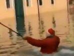 inilah-momen-lucu-ketika-seorang-turis-tercebur-ke-dalam-kanal-venesia-tatkala-hendak-selfie.jpg