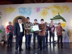 inisiatif-zakat-indonesia-raih-anugerah-laz-terbaik-2018_20180427_130153.jpg