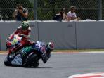 insiden-andrea-iannone-tabrak-jorge-lorenzo_20160606_160828.jpg