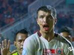 insiden-sikutan-yang-membuat-ondrej-kudela-berdarah-darah.jpg