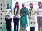 inspeksi-visual-asetat-iva-pekerja-perempuan-di-cikarang_20180713_112412.jpg