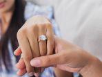 inspirasi-model-cincin-lamaran-5-seleb-hits-bisa-dicontek-buat-lamar-si-dia.jpg
