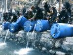 intelijen-afghanistan-buang-alkohol-ke-kanal.jpg