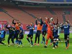 inter-merayakan-kemenangan-di-akhir-pertandingan-sepak-bola.jpg