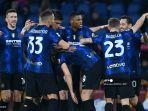inter-milan-asal-bosnia-edin-dzeko-tengah-membungkuk-saat-ia-merayakan.jpg