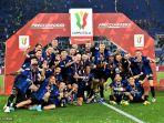 inter-milan-lautaro-martinez-tengah-dan-para-pemain-inter-merayakan-dengan-trofi.jpg