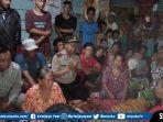 iptu-roni-kapolsek-penukal-utara-kabupaten-pali-saat-mendatangi-rumah.jpg