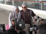 irfan-hakim-bersama-istri-menunaikan-ibadah-umrah_20190103_124357.jpg