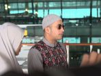 irfan-hakim-bersama-istri-menunaikan-ibadah-umrah_20190103_124418.jpg