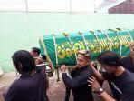 irfan-hakim-ikut-angkat-keranda-jenazah-ria-irawan.jpg