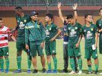 irfan-jaya-mengenakan-jersey-andik-vermansah.jpg