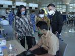 irine-yusiana-roba-putri-meninjau-vaksinasi-di-bandara-yia.jpg