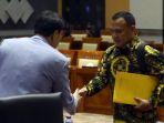 irjen-pol-firli-bahuri-kanan-menyalami-pimpinan-rapat-komisi-iii-dpr-azis-syamsudin.jpg