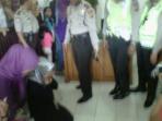 irma-dan-reka-anak-korban-pembunuhan-yang-bersujud_20150204_204538.jpg