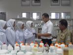 irwansyah-dapat-racikan-obat-alergi_20161017_192827.jpg