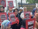is-menyampaikan-orasinya-dalam-aksi-peringat.jpg