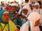 isak-tangis-pengantar-calon-haji-embarkasi-medan_20150821_145645.jpg