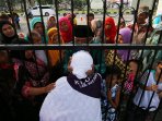 isak-tangis-pengantar-calon-haji-embarkasi-medan_20150821_145702.jpg