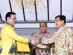 islah-golkar-kubu-agung-laksono-dan-aburizal-bakrie_20150530_195044.jpg