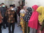 isma-khaira-menggendong-bayinya-berumur-enam-bulan.jpg