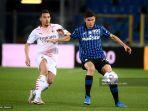 ismael-bennacer-kiri-dan-bek-italia-atalanta-raoul-bellanova-mengejar-bola.jpg
