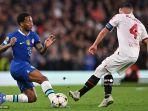 ismael-bennacer-melawan-raheem-sterling.jpg