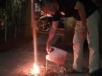 ismail-menguji-cairan-yang-mencemari-sumurnya-diduga-minyak-mentah_20180807_094450.jpg