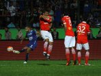 ismed-sofyan-hadang-tendangan-raphael-maitimo_20161020_125106.jpg