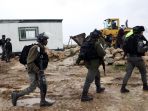 israel-bongkar-karavan-yang-dijadikan-sekolah-anak-palestina_20200220_010328.jpg