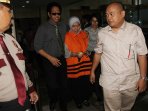 istri-bupati-muba-ditahan-kpk_20151218_175229.jpg