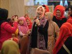 istri-calon-presiden-nomor-urut-3-ganjar-pranowo-siti-atikoh-suprianti-a.jpg