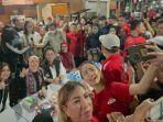 istri-capres-ganjar-pranowo-siti-atikoh-suprianti-disambut-warga-wisata-kuliner-jarod-di-manado.jpg