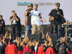 istri-capres-ganjar-pranowo-siti-atikoh-supriyanti-bernyanyi-bersama-grup-musik-pendhoza-di-bantul.jpg