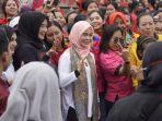 istri-cares-ganjar-pranowo-siti-atikoh-supriyanti-kampanye-ke-pabrik-sepatu-di-jombang.jpg