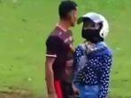 istri-ciduk-suami-main-bola.jpg