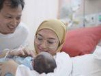istri-fedi-nuril-baru-saja-melahirkan-anak-ketiga-diberi-nama-kay-mahdi-nuril.jpg