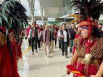 istri-ganjar-pranowo-siti-atikoh-suprianti-disambut-tarian-minahasa-setiba-di-bandara-manado.jpg