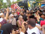 istri-ganjar-pranowo-siti-atikoh-supriyanti-ke-desa-kelahiran-ganjar-pranowo-di-kutoarjo-purworejo.jpg