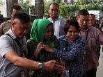 istri-gubernur-bengkulu-tiba-di-kpk_20170620_191025.jpg