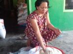 istri-kepala-lingkungan-bontoala-muliati-39-rastra-beras-sejahtera_20170426_110612.jpg