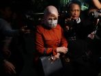 istri-nurhadi-tin-zuraida-diperiksa-kpk_20200622_204619.jpg