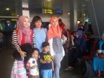 istri-para-pemain-persib-menanti-skuat-persib-di-bandara-husein-sastranegara_20180104_183732.jpg